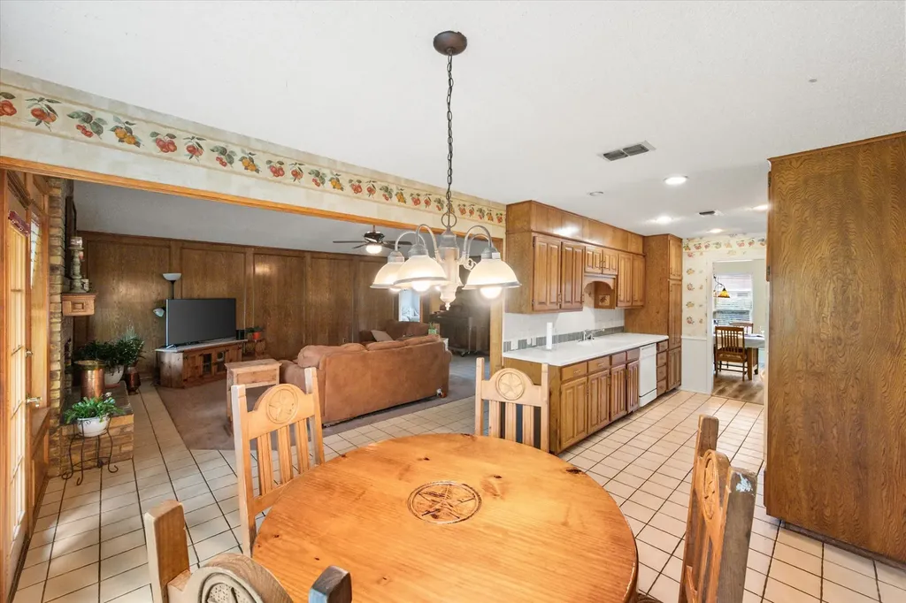 1018 Auburn Drive Arlington TX 76012