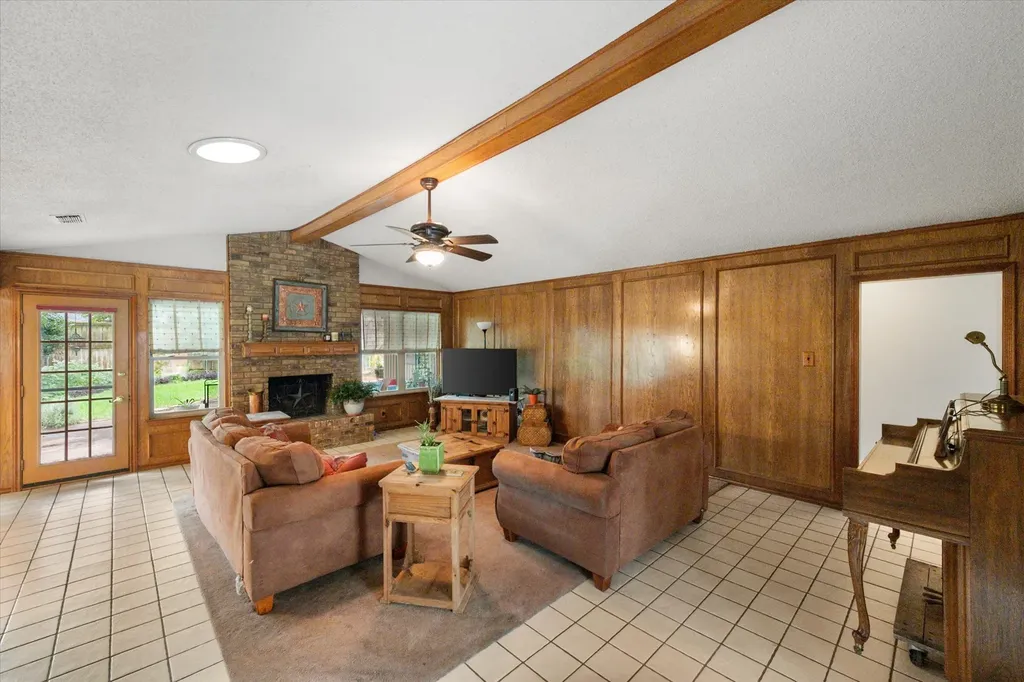1018 Auburn Drive Arlington TX 76012