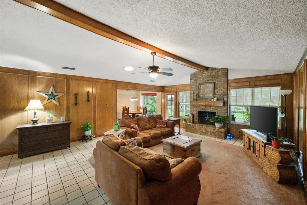 1018 Auburn Drive Arlington TX 76012