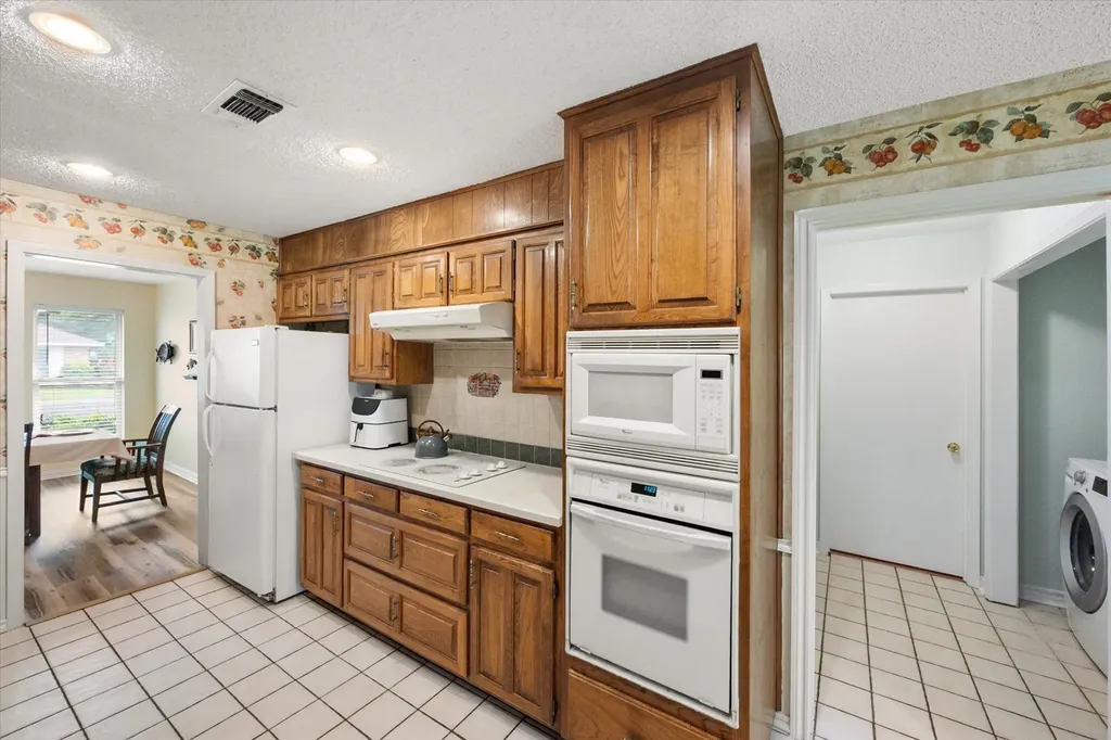 1018 Auburn Drive Arlington TX 76012