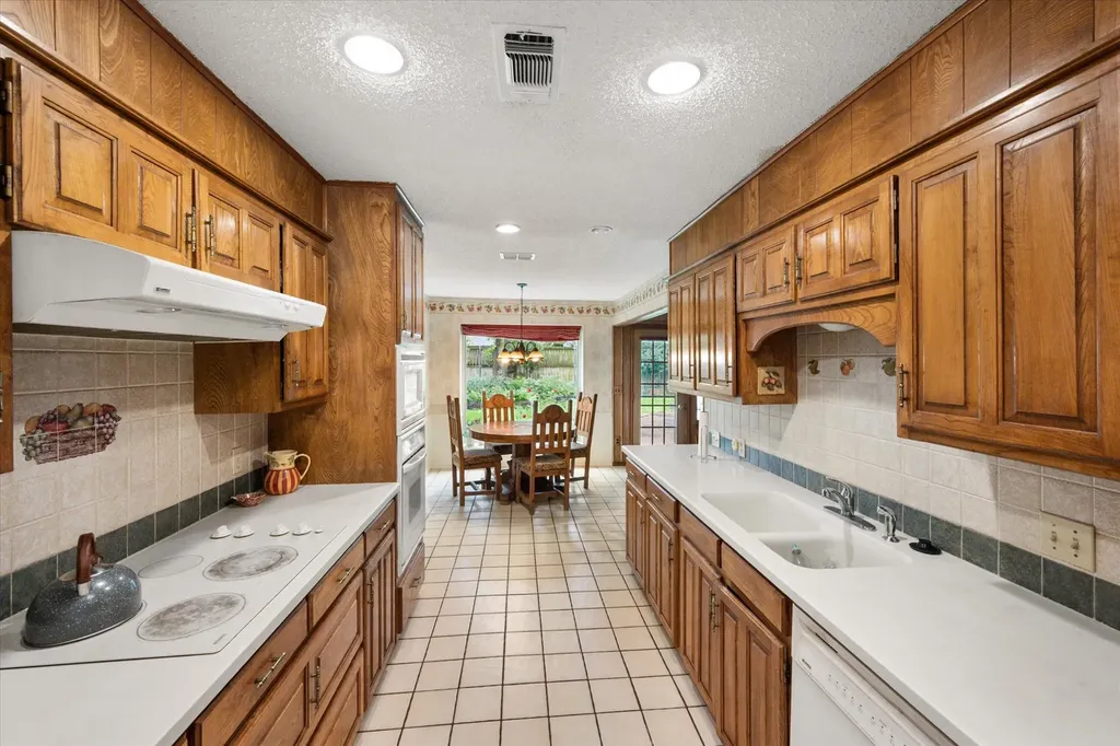 1018 Auburn Drive Arlington TX 76012