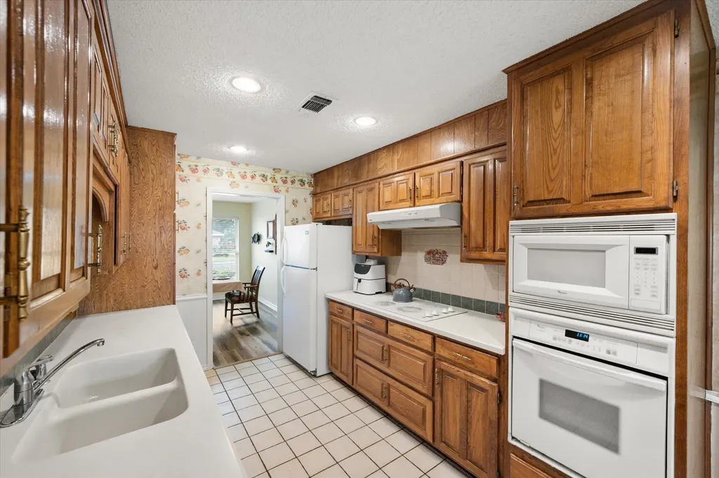 1018 Auburn Drive Arlington TX 76012