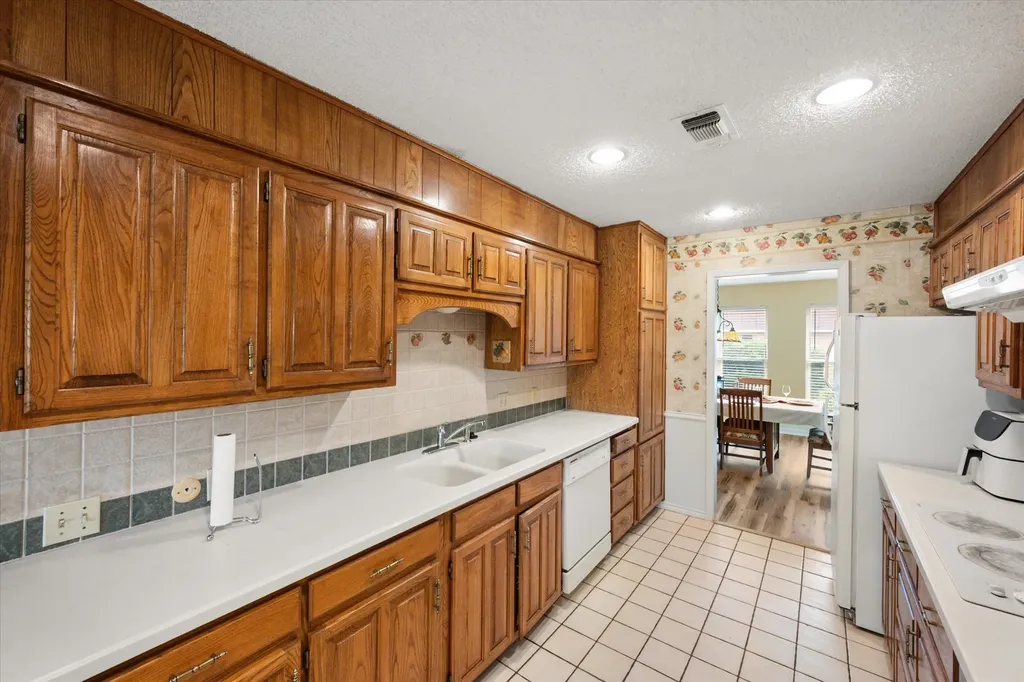 1018 Auburn Drive Arlington TX 76012