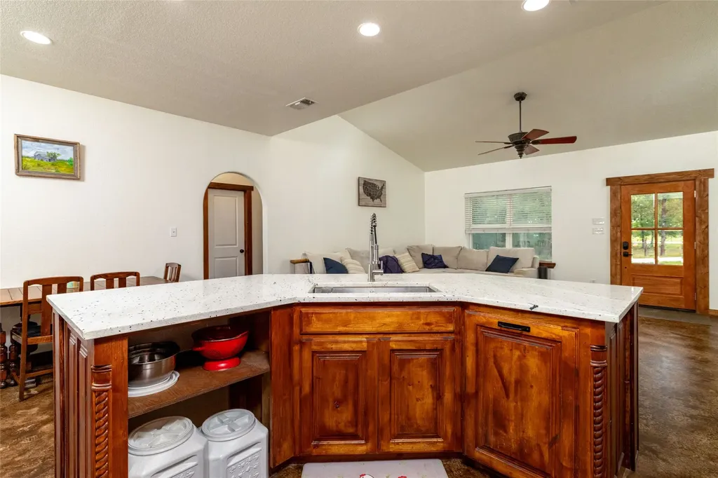 891 County Road 3592 Paradise TX 76073