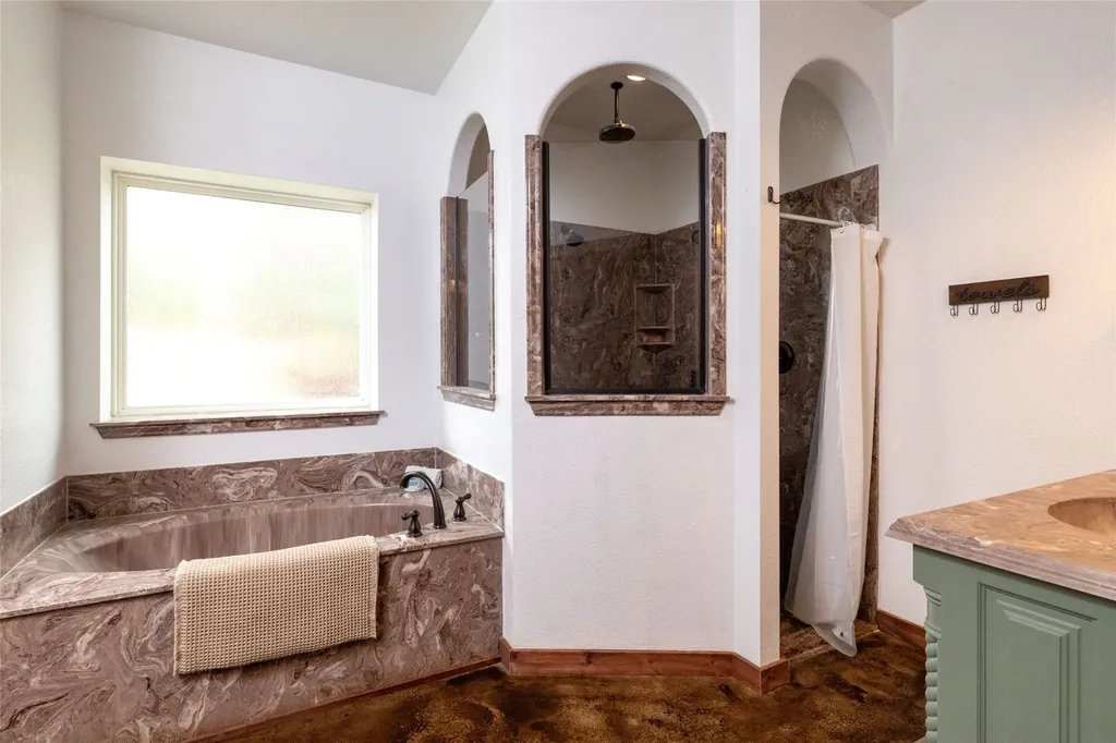 891 County Road 3592 Paradise TX 76073