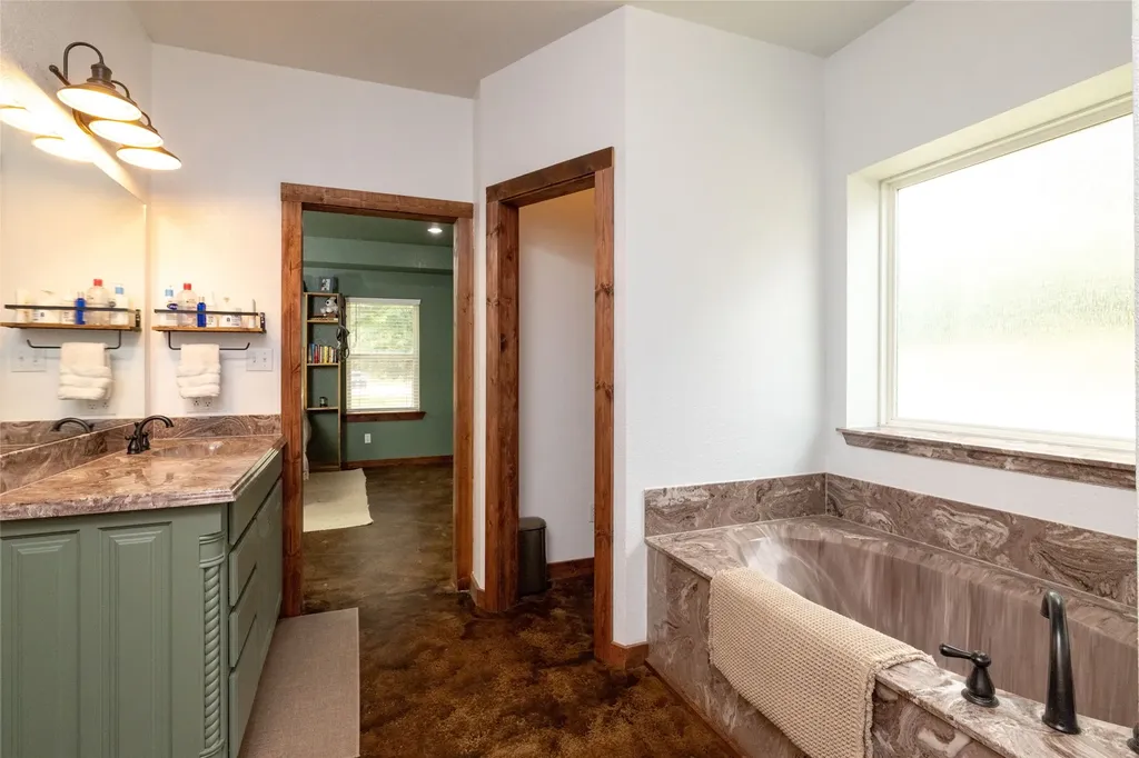 891 County Road 3592 Paradise TX 76073