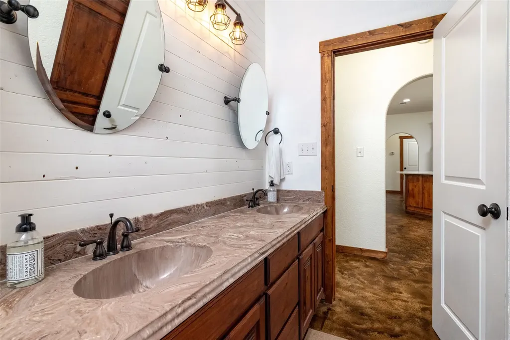 891 County Road 3592 Paradise TX 76073