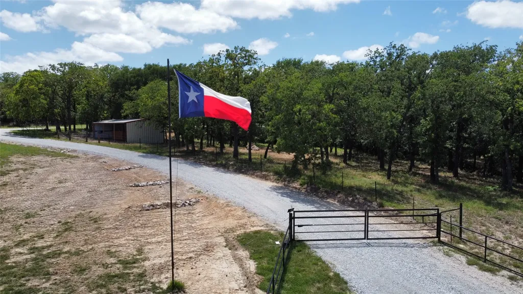 891 County Road 3592 Paradise TX 76073