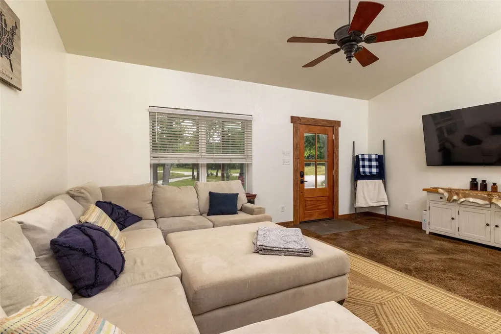 891 County Road 3592 Paradise TX 76073