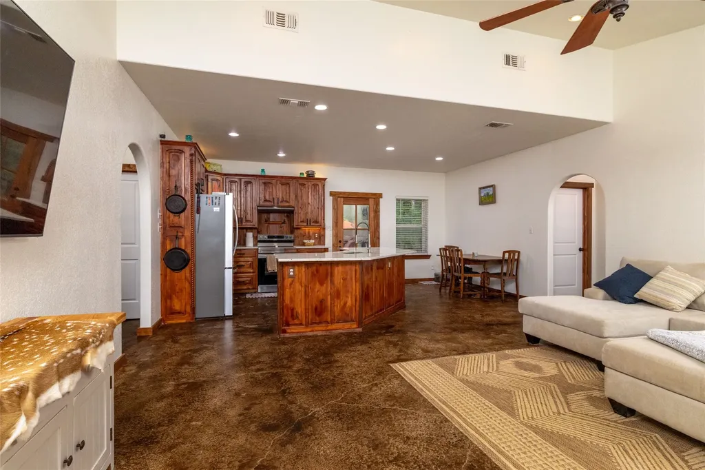 891 County Road 3592 Paradise TX 76073