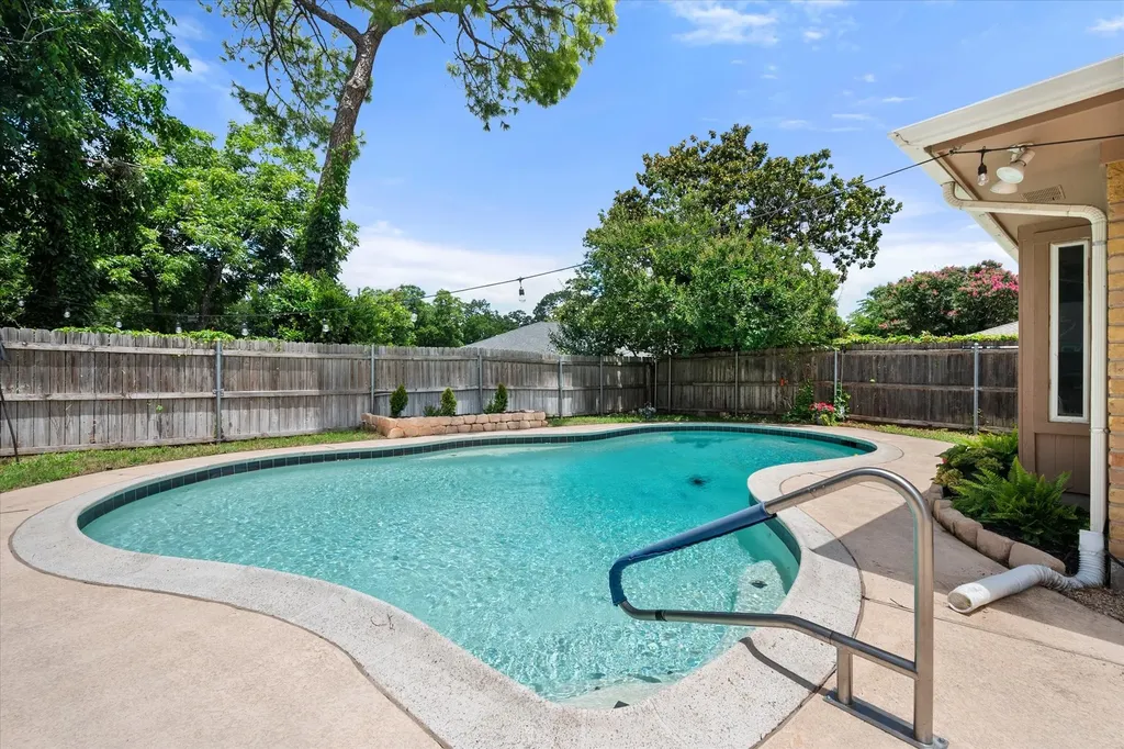 1307 S Westador Drive Arlington TX 76015