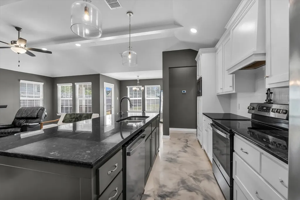 412 Travis Drive Mcgregor TX 76657