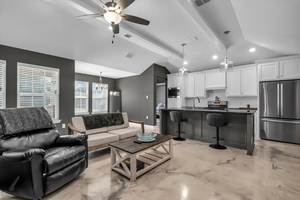 412 Travis Drive Mcgregor TX 76657
