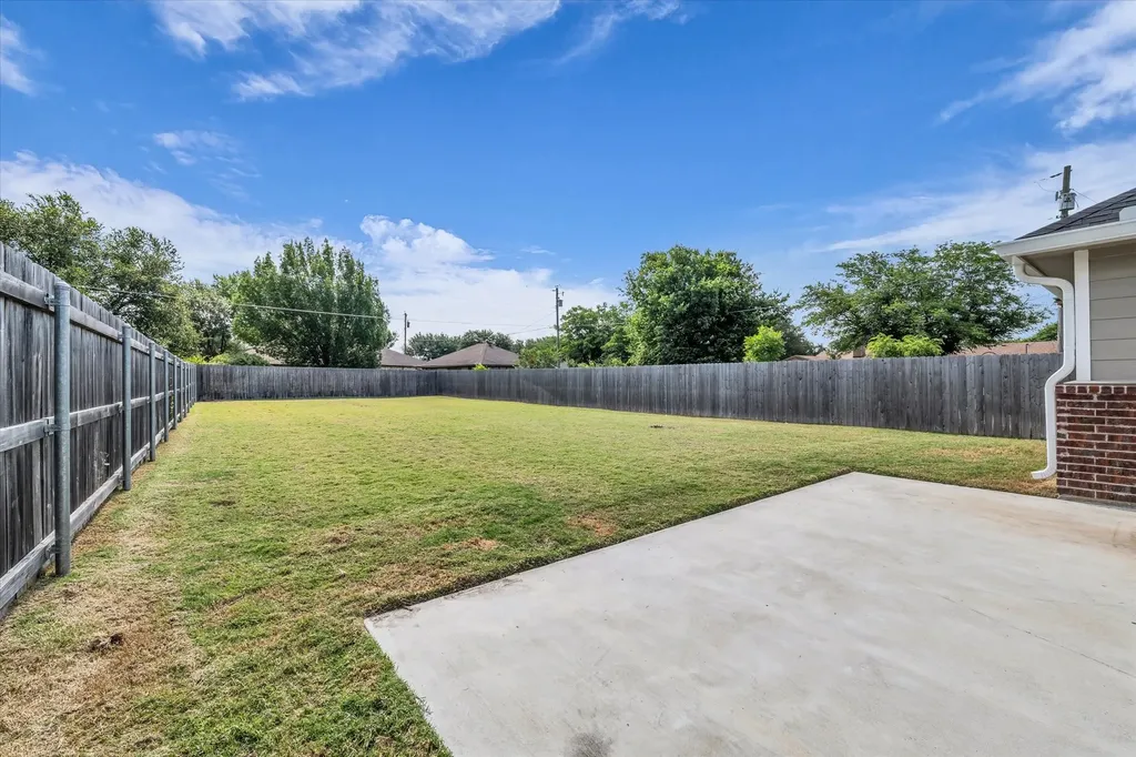 412 Travis Drive Mcgregor TX 76657