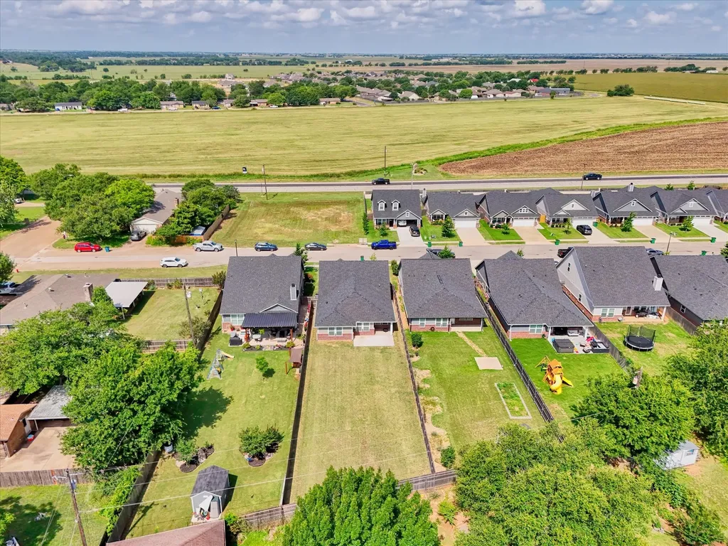 412 Travis Drive Mcgregor TX 76657