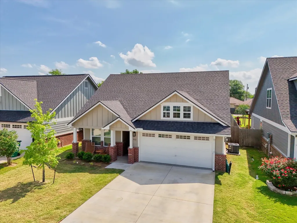 412 Travis Drive Mcgregor TX 76657
