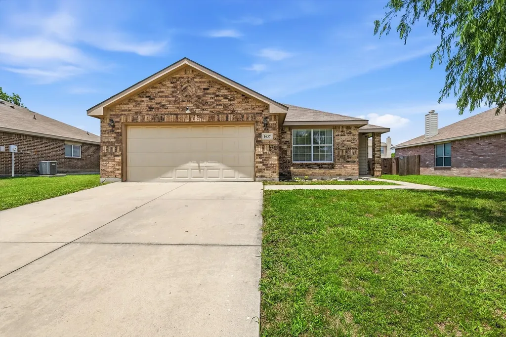 1637 Dream Catcher Way Krum TX 76249