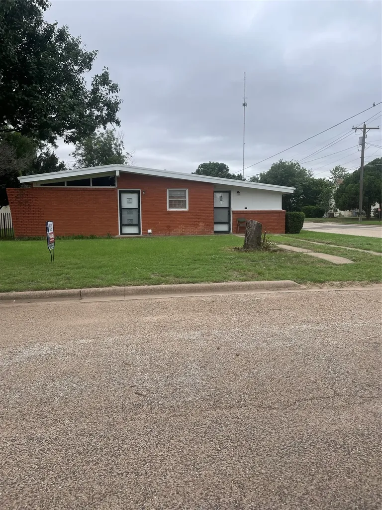 1140 W Forest Street Munday TX 76371