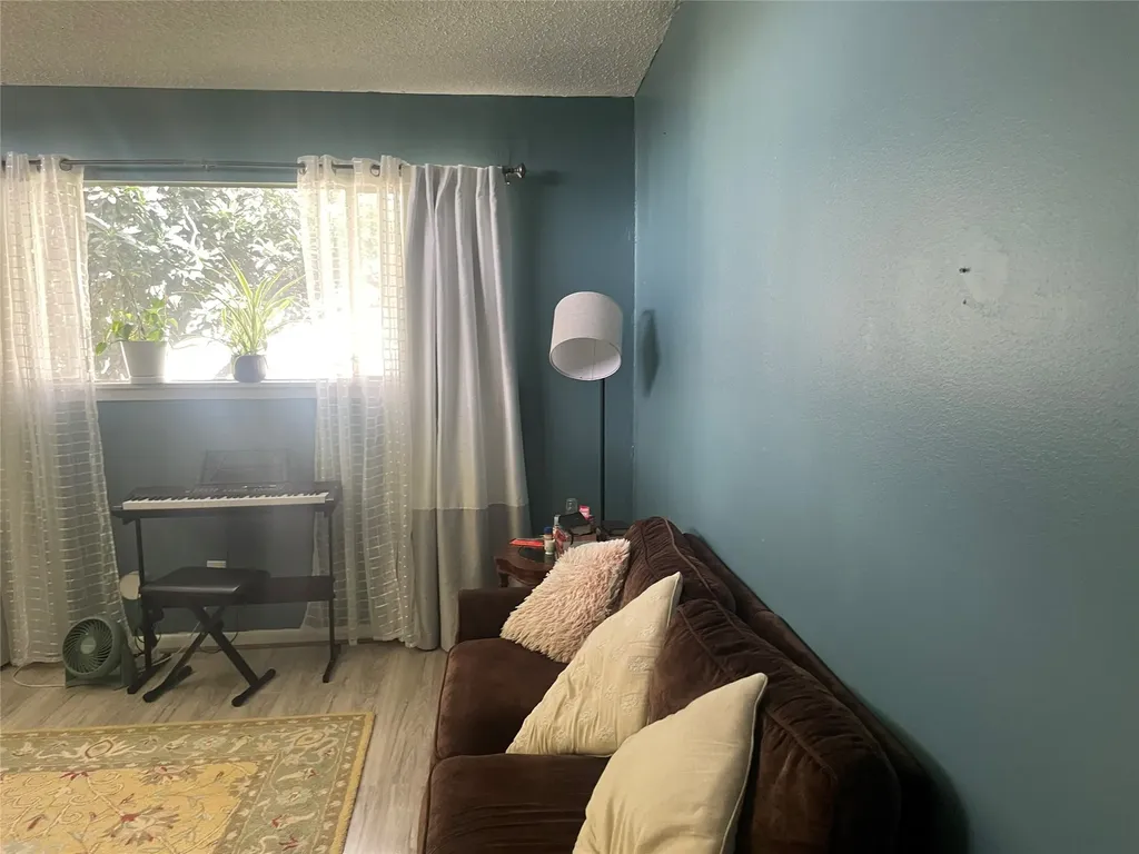 1140 W Forest Street Munday TX 76371