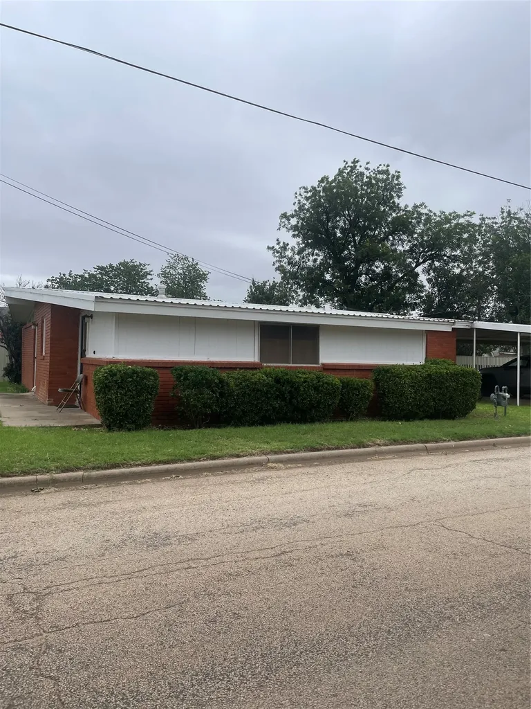 1140 W Forest Street Munday TX 76371