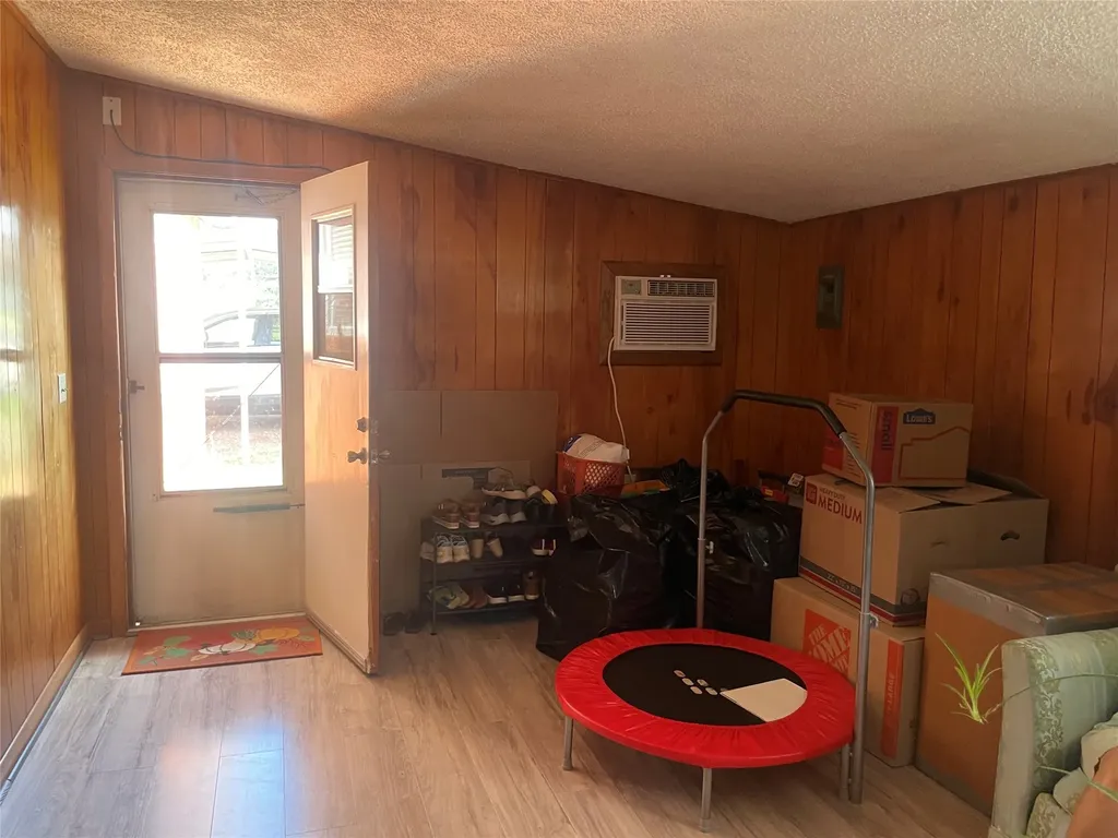 1140 W Forest Street Munday TX 76371