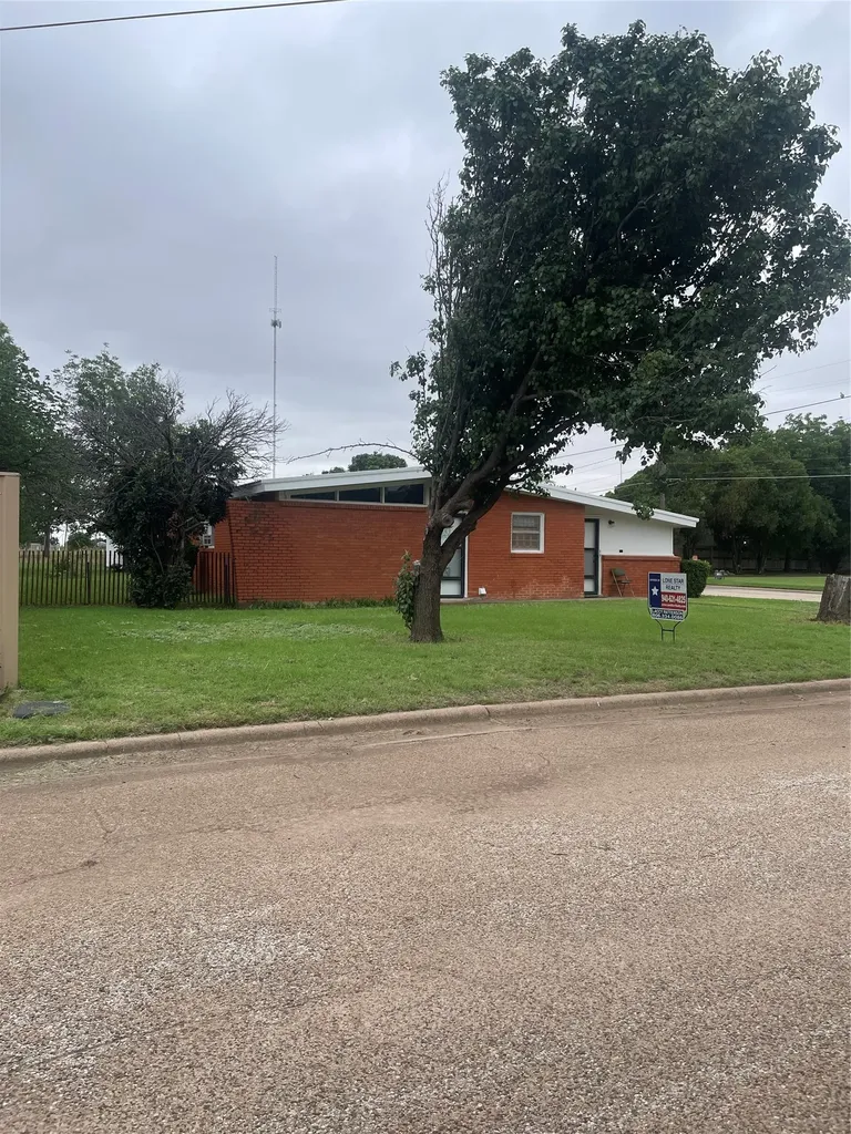 1140 W Forest Street Munday TX 76371