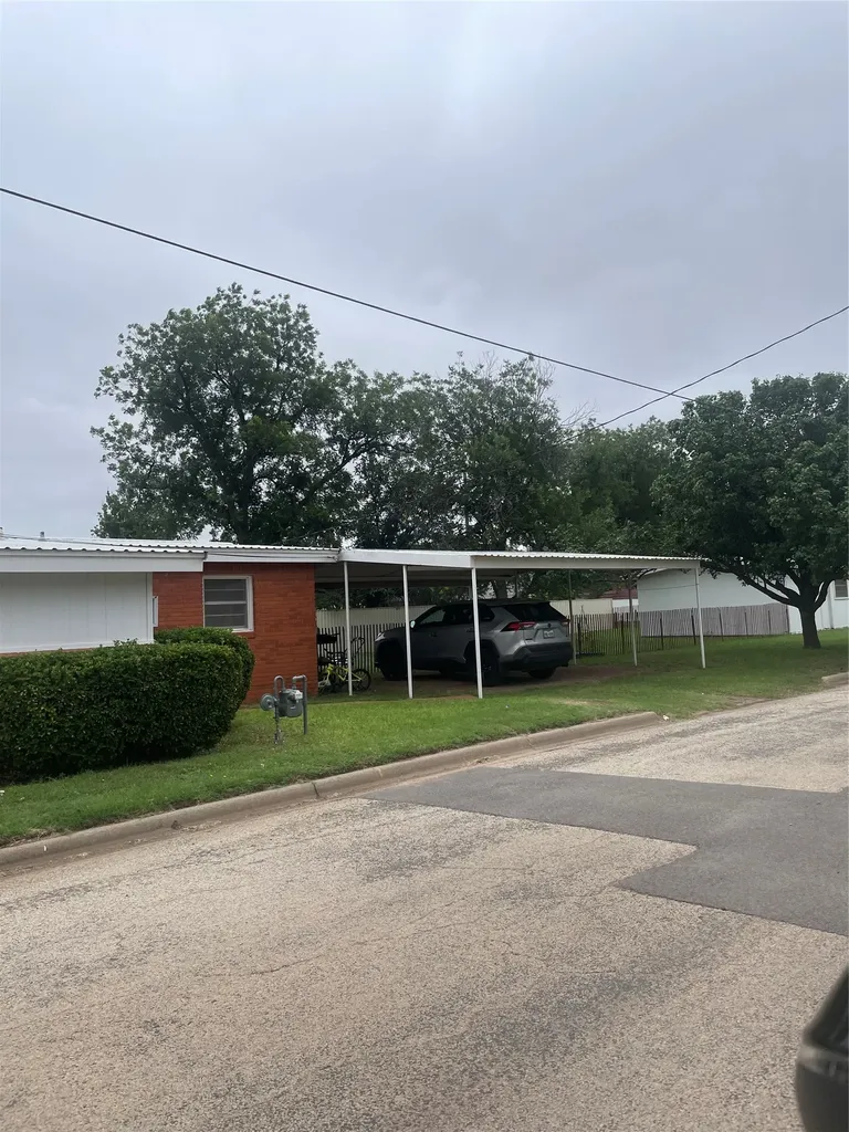 1140 W Forest Street Munday TX 76371