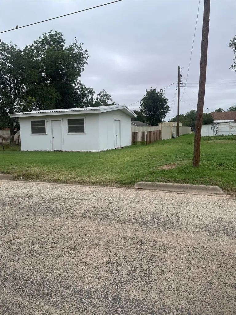 1140 W Forest Street Munday TX 76371