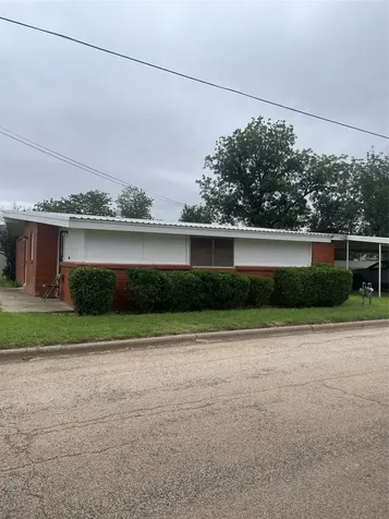 1140 W Forest Street Munday TX 76371