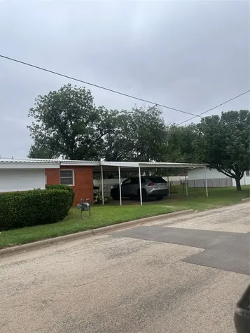 1140 W Forest Street Munday TX 76371