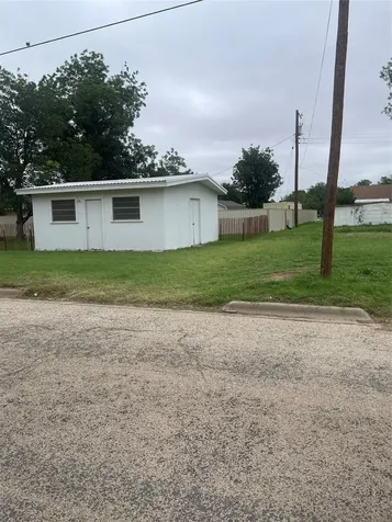 1140 W Forest Street Munday TX 76371