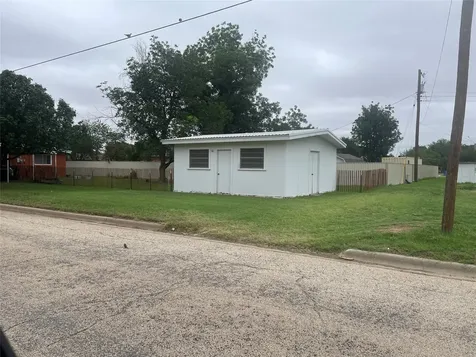 1140 W Forest Street Munday TX 76371