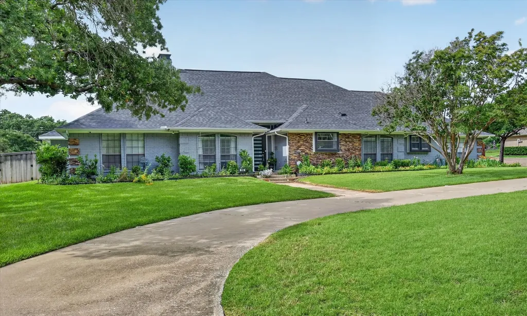 200 Cross Timbers Drive Double Oak TX 75077