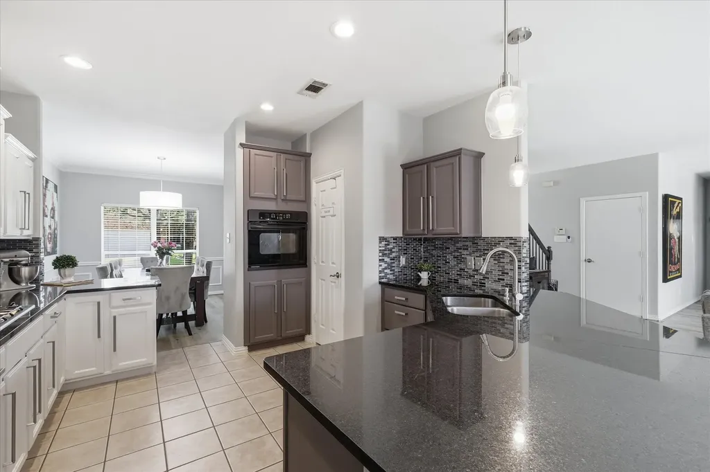 851 Branch Crossing Lantana TX 76226