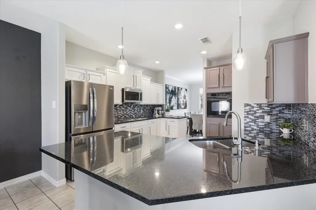 851 Branch Crossing Lantana TX 76226