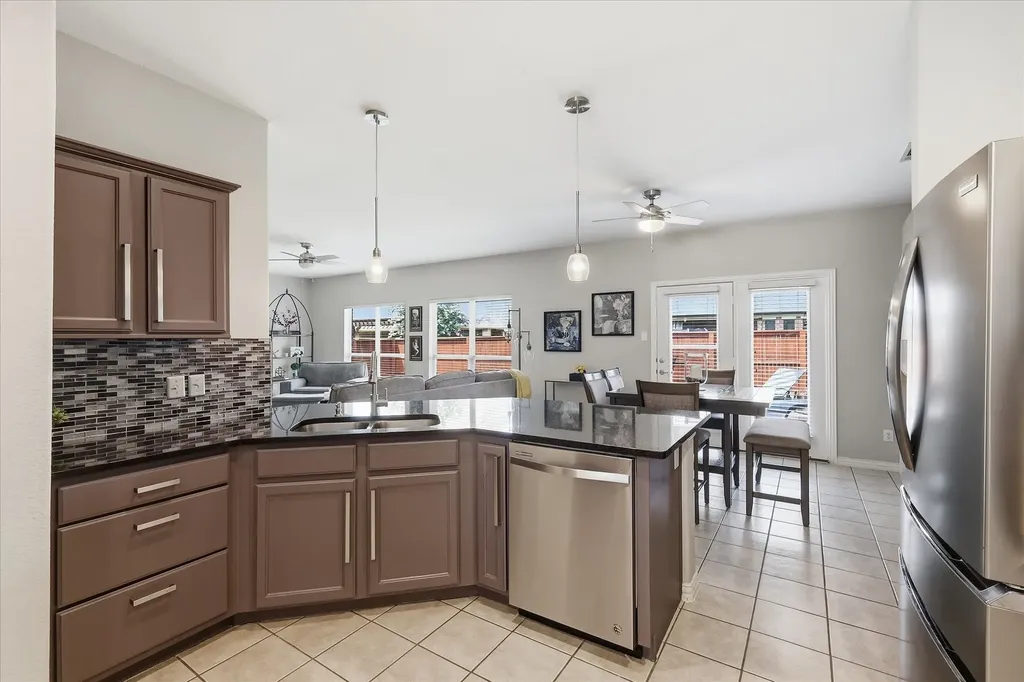 851 Branch Crossing Lantana TX 76226