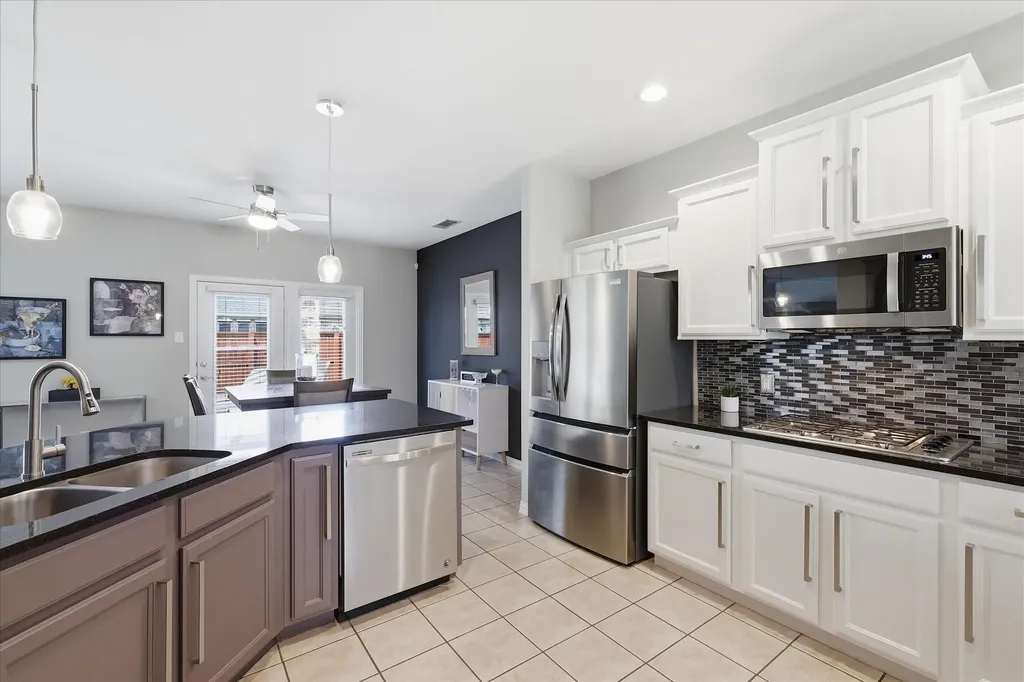 851 Branch Crossing Lantana TX 76226