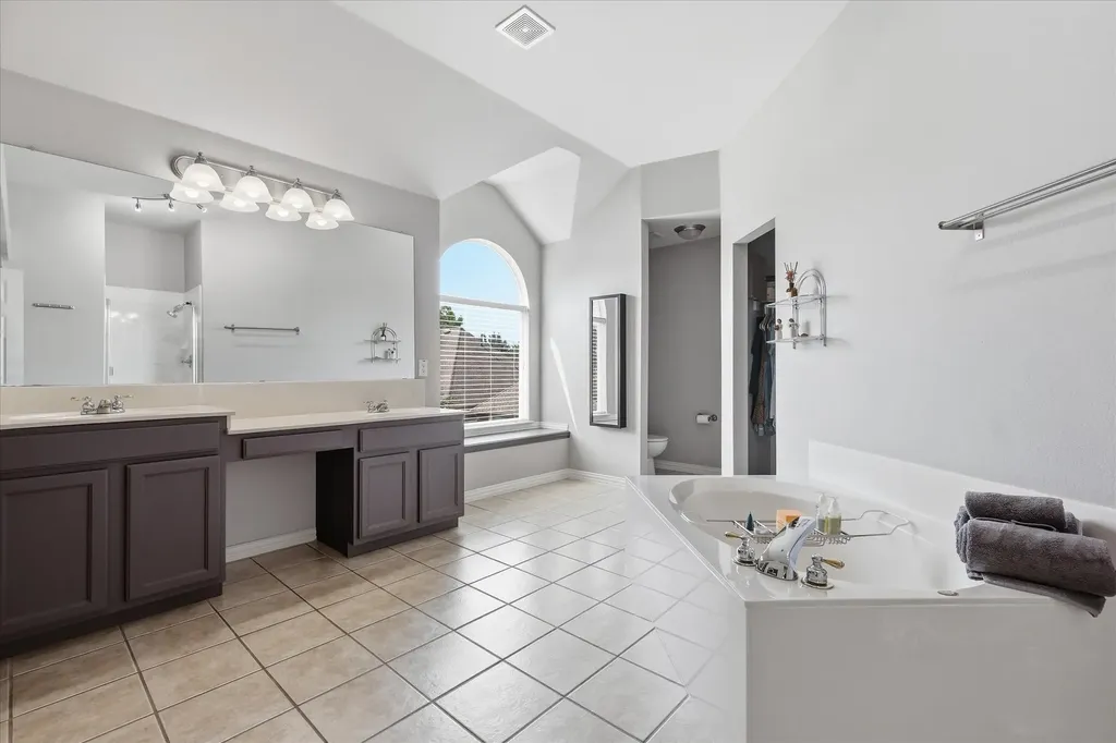 851 Branch Crossing Lantana TX 76226