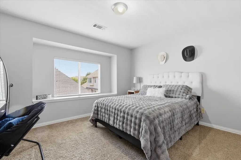 851 Branch Crossing Lantana TX 76226