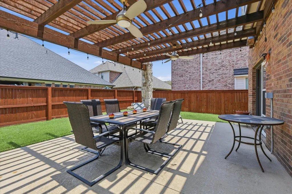 851 Branch Crossing Lantana TX 76226