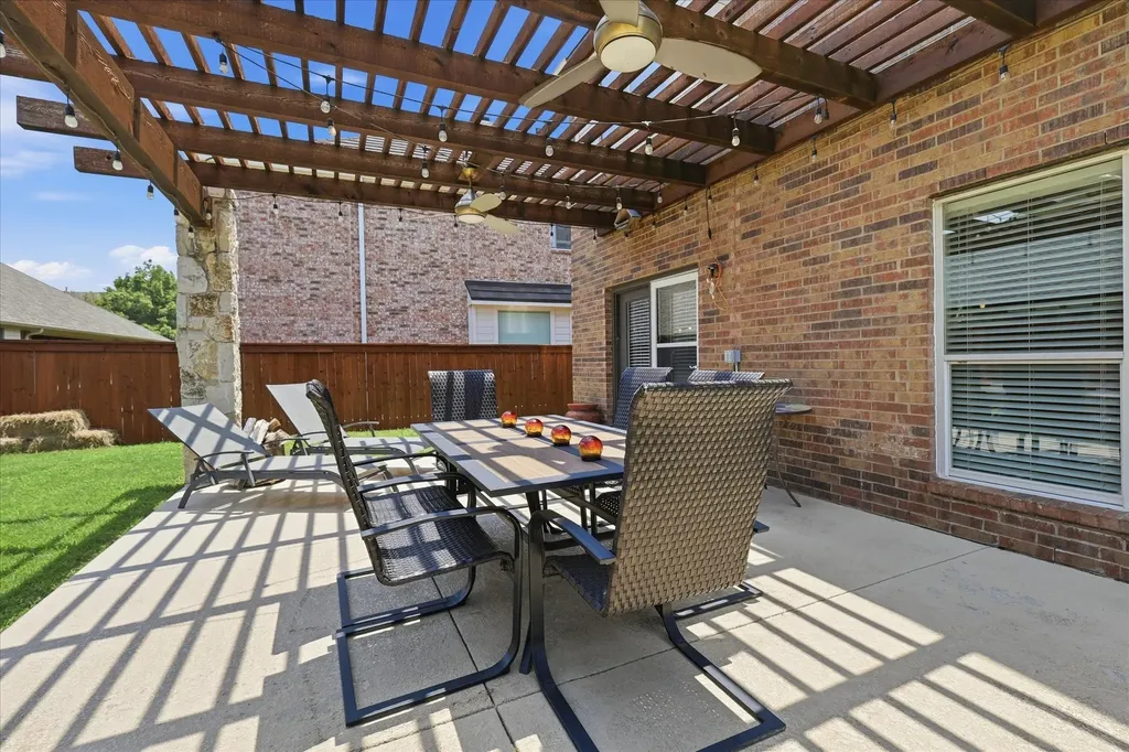 851 Branch Crossing Lantana TX 76226