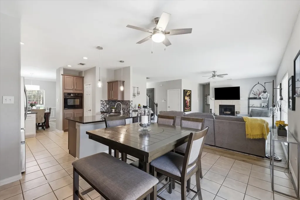 851 Branch Crossing Lantana TX 76226