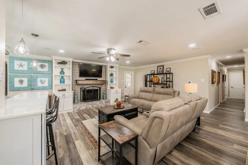 5004 Blackstone Drive River Oaks TX 76114