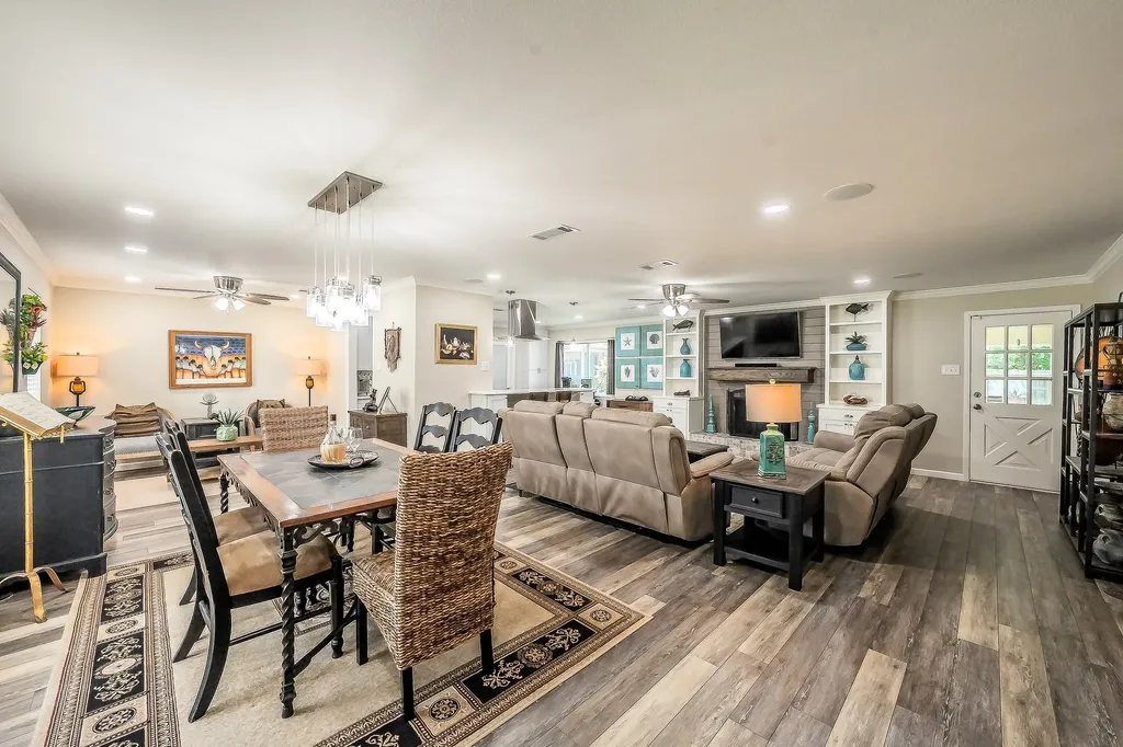 5004 Blackstone Drive River Oaks TX 76114