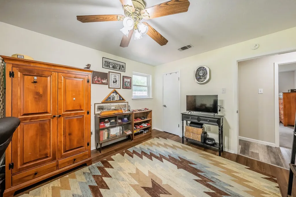 5004 Blackstone Drive River Oaks TX 76114