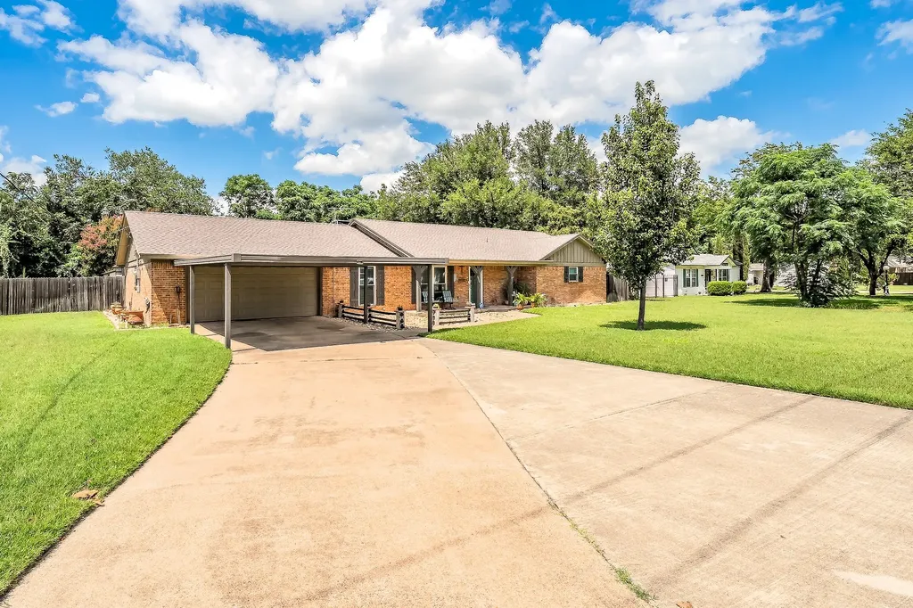 5004 Blackstone Drive River Oaks TX 76114