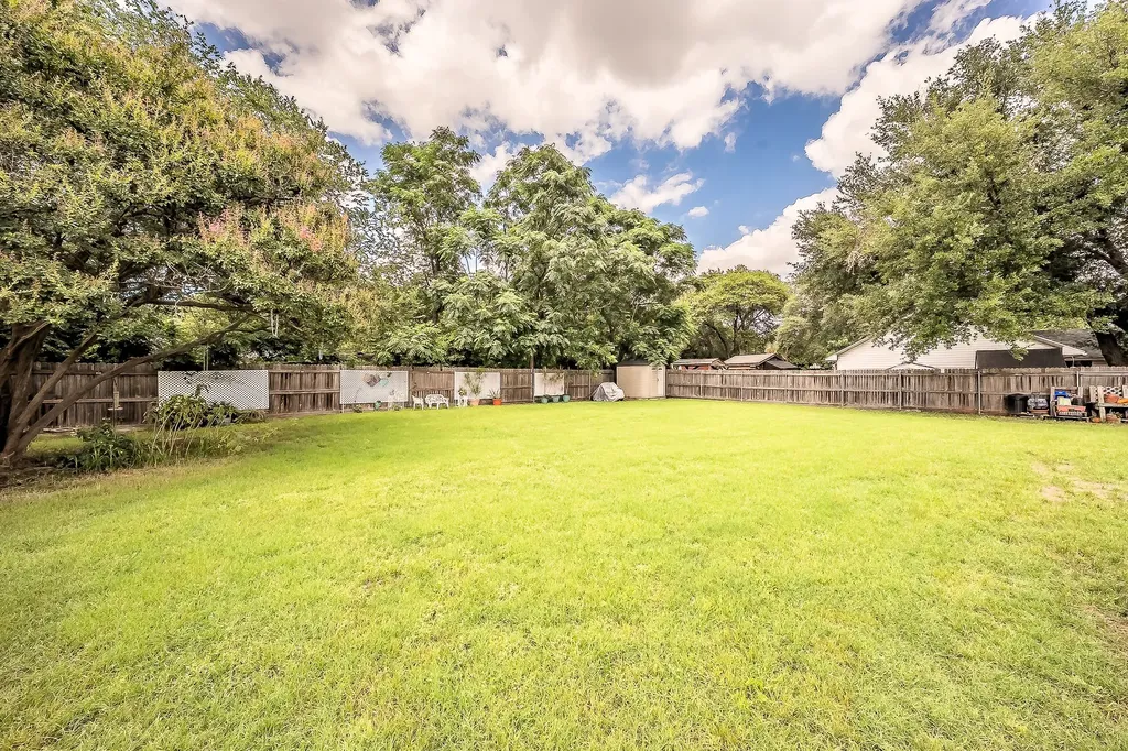 5004 Blackstone Drive River Oaks TX 76114