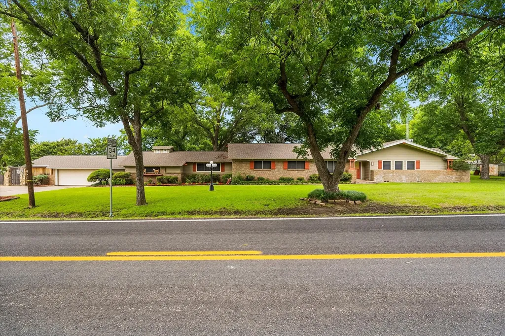 110 W Crockett Street Wolfe City TX 75496