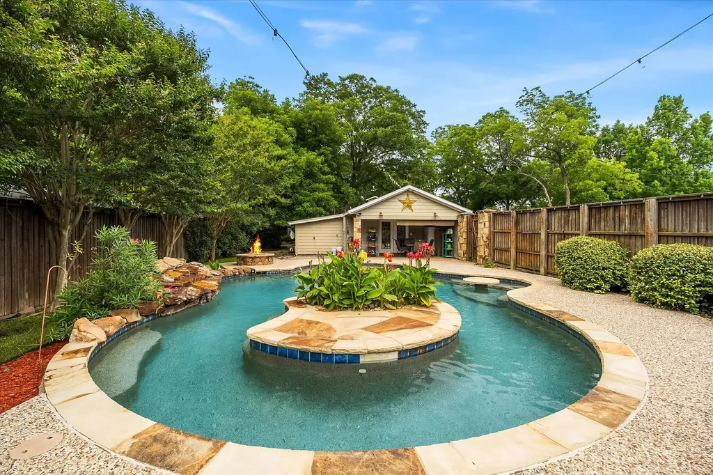 110 W Crockett Street Wolfe City TX 75496