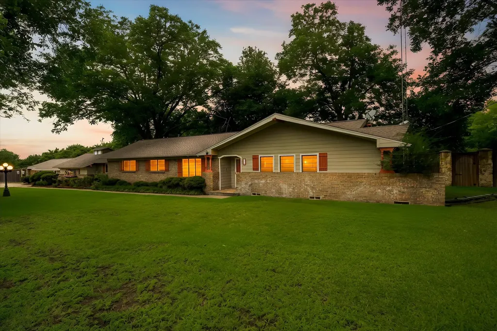 110 W Crockett Street Wolfe City TX 75496
